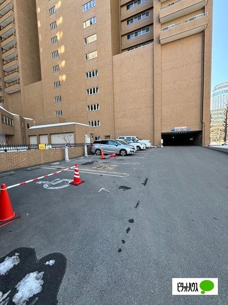 アパタワーズ札幌大通公園 駐車場
