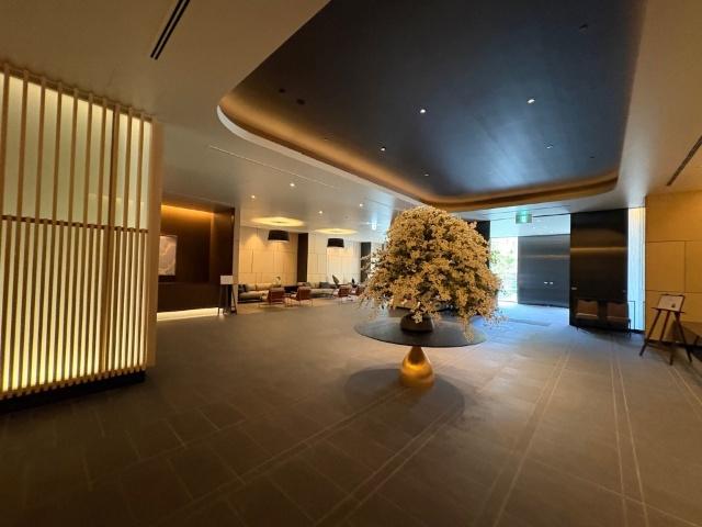 上質な雰囲気を演出する、洗練されたエントランス