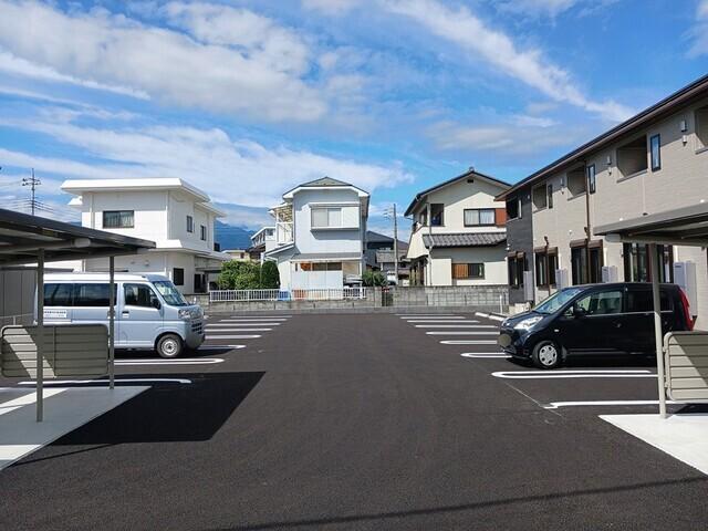 ウッド　ウィル（205） 駐車場