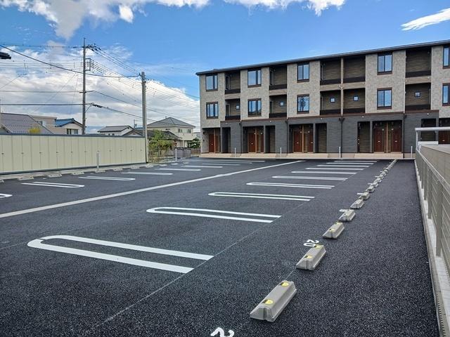 ヒカルサ甲府国母　イースト（102） 駐車場