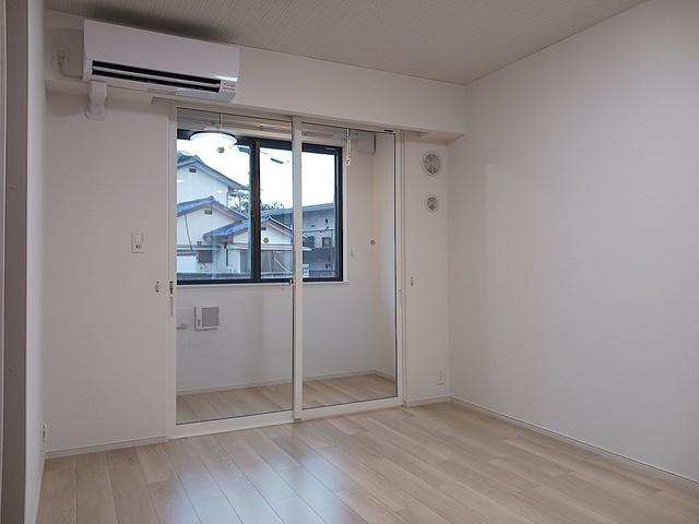 ヒカルサ甲府住吉　サウス（103） リビング