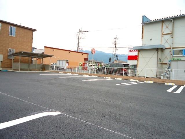 ノース　ソレイユ（102） 駐車場