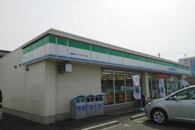 ファミリーマート：550m