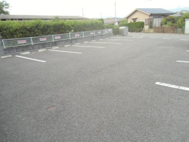 ブランフルール（205） 駐車場