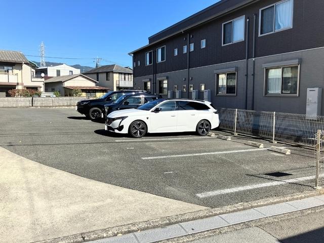 セレナ国母（101） 駐車場