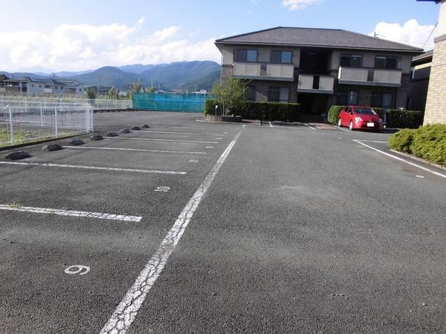 ロイヤルタウン蓬沢　ABCD（B102） 駐車場
