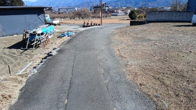 富士川町小林88坪売地 前面道路含む現地写真