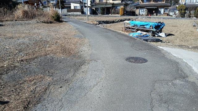 富士川町小林88坪売地 前面道路含む現地写真