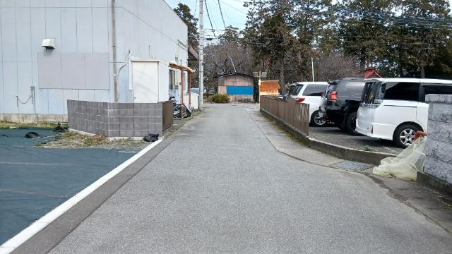 甲府市国母4丁目土地 前面道路含む現地写真