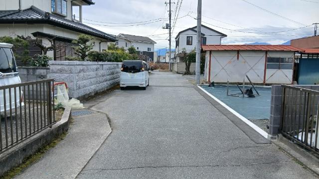甲府市国母4丁目土地 前面道路含む現地写真