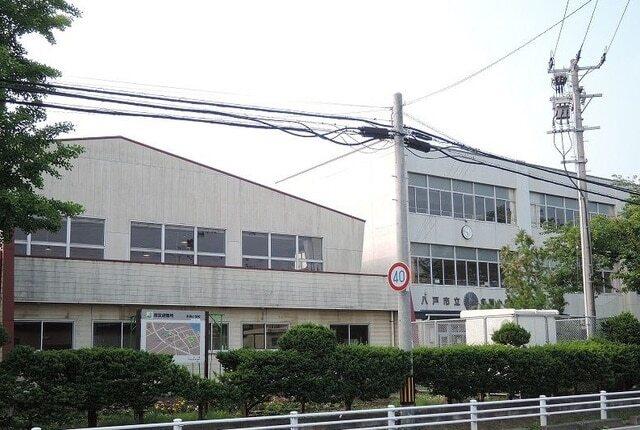 多賀小学校：900m