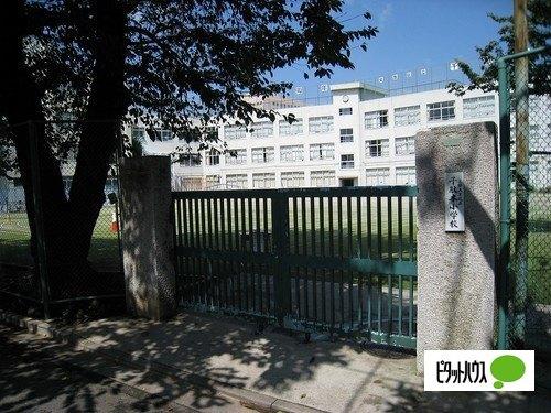 文京区立千駄木小学校：427m