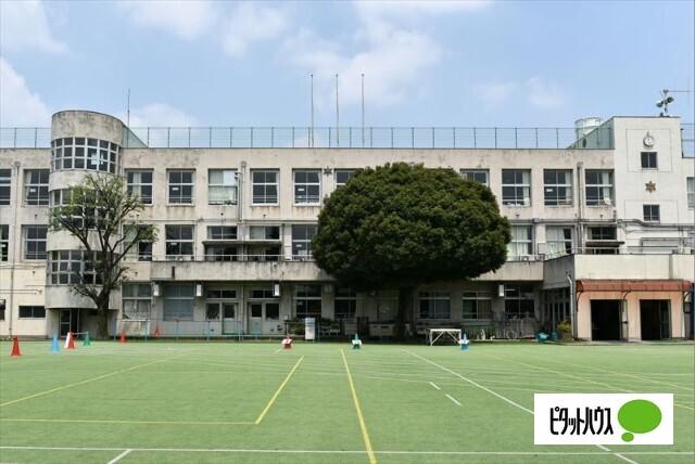 文京区立小日向台町小学校：621m