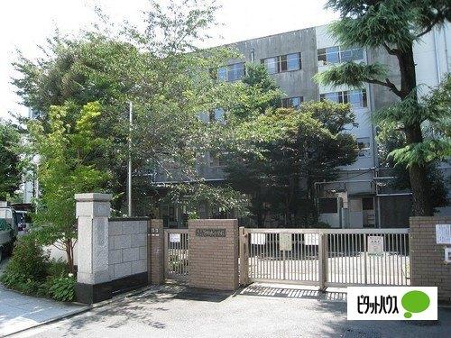 文京区立駒本小学校：304m