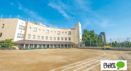 私立日本女子大学附属豊明小学校：678m