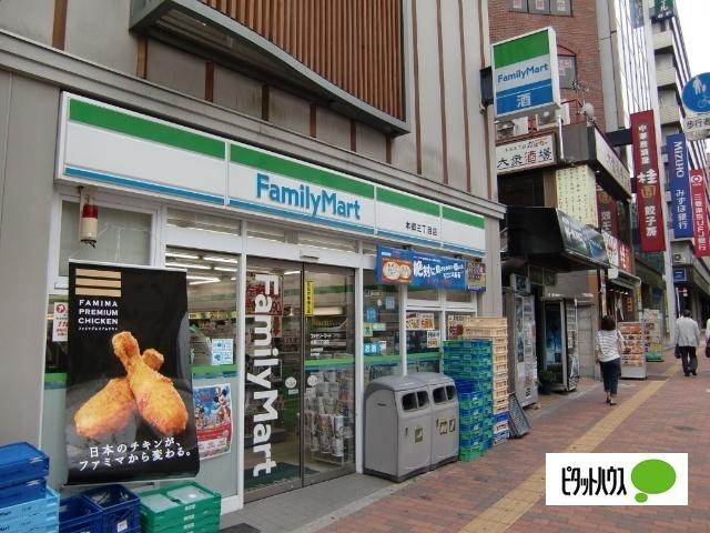ファミリーマート本郷三丁目店：147m