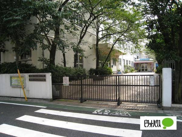 文京区立根津小学校：142m
