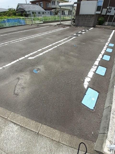 ルミエール六反地（201） 駐車場