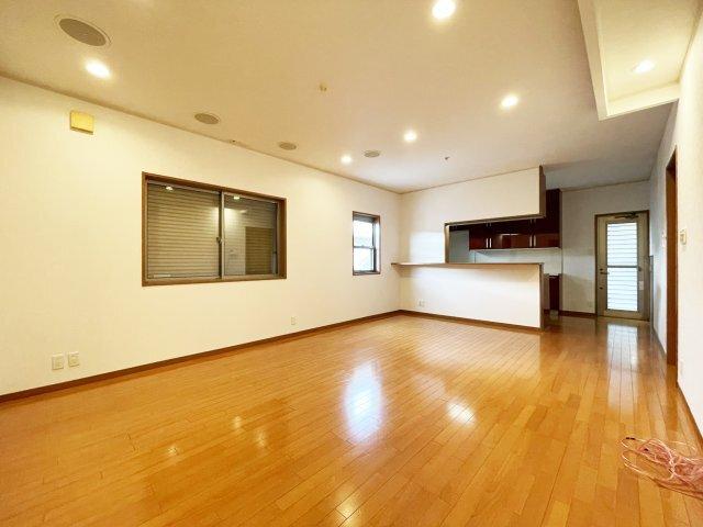八万町橋本一戸建 リビング