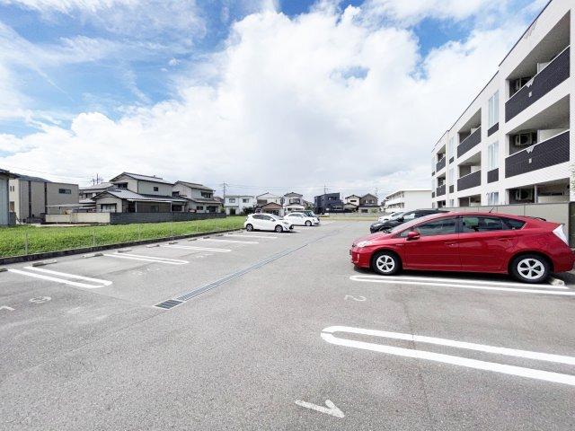 レーグルⅡ番館 駐車場