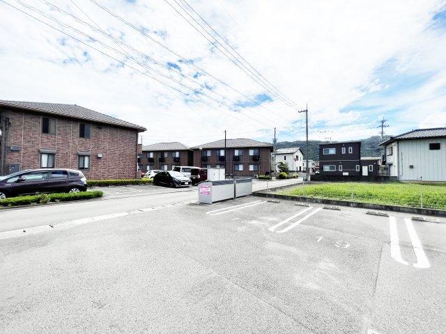 レーグルⅡ番館 駐車場