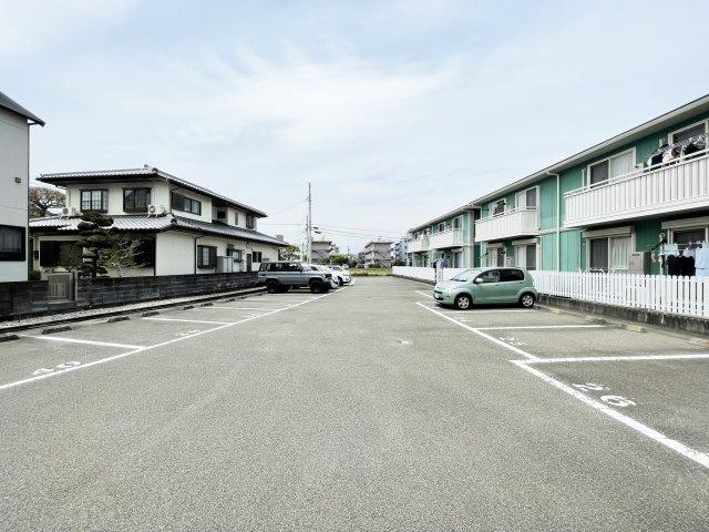 リヴェール D棟 駐車場
