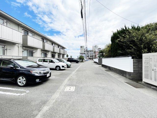 リヴェール F棟 駐車場