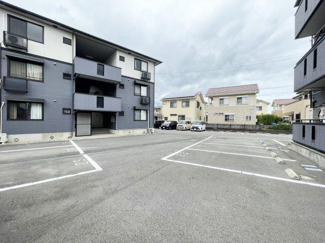 ファミール三軒屋　Ａ棟 駐車場