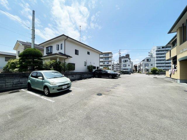 シャーメゾン末広 駐車場