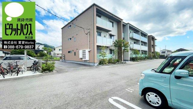 徳島駅より徒歩48分 築4年5ヶ月 3階建の賃貸物件