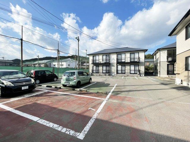 ヴィラージュマルイ　Ａ棟 駐車場
