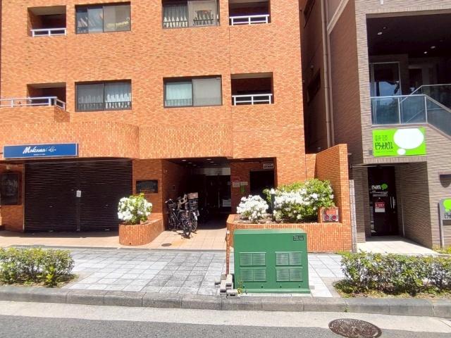 1階にはいい雰囲気のcafeがあります