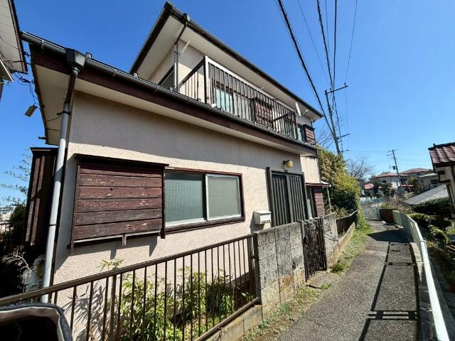 ・外観写真です♪横に広くて２階だて、ベランダありです！