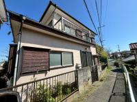 ・外観写真です♪横に広くて２階だて、ベランダありです！