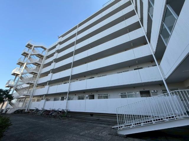 中庭からみた外観画像です♪　中庭は５階にあります！