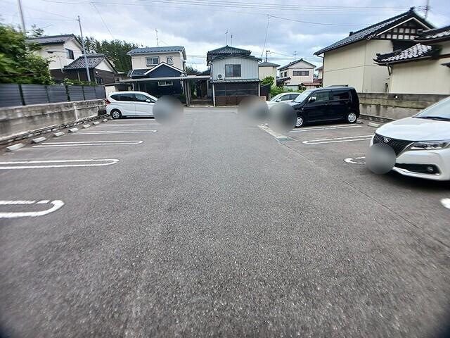 オワゾブルー（203） 駐車場