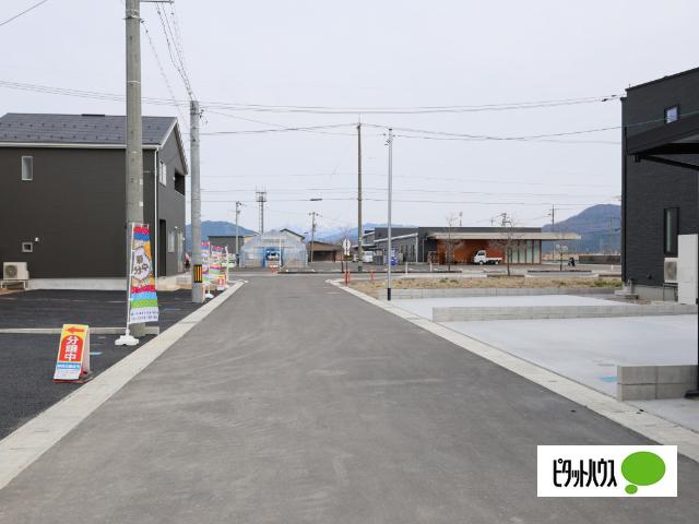 FelidiaGarden鯖江市下河端町２号棟 前面道路含む現地写真