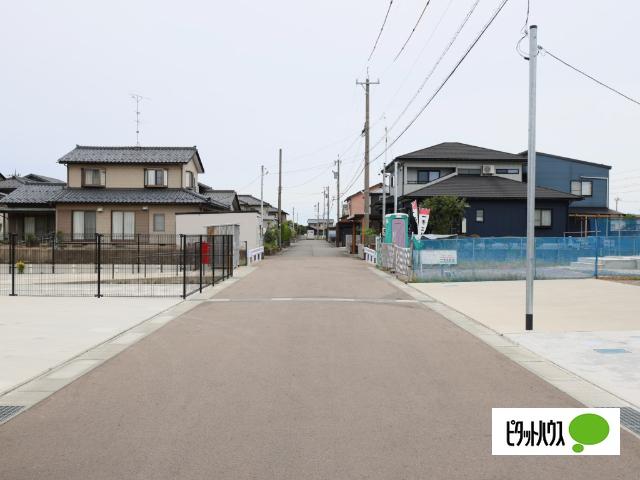 坂井市春江町為国分譲Ａ棟 前面道路含む現地写真