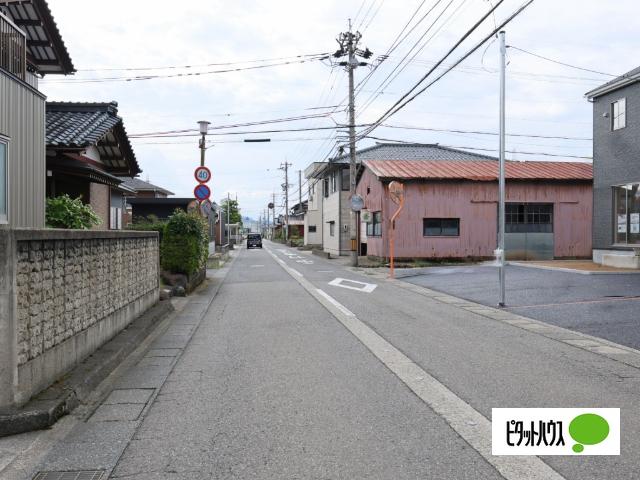 クレイドルガーデン坂井市春江町中筋第１現場１号棟 前面道路含む現地写真