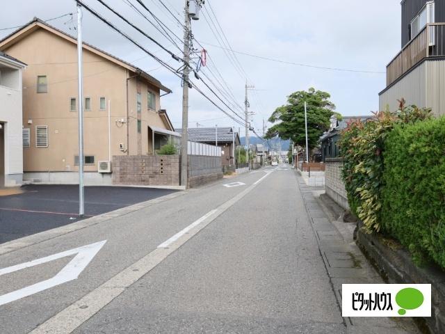 クレイドルガーデン坂井市春江町中筋第１現場１号棟 前面道路含む現地写真