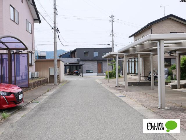 鯖江市上氏家町　中古住宅 前面道路含む現地写真