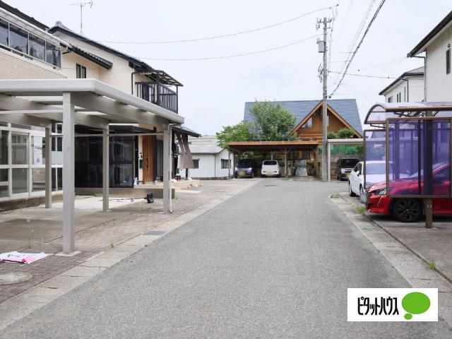 鯖江市上氏家町　中古住宅 前面道路含む現地写真