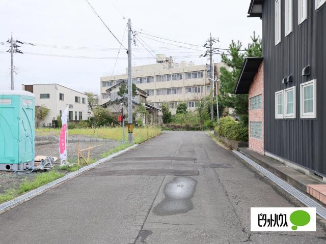 クレイドルガーデン越前市中央第１現場２号棟 前面道路含む現地写真