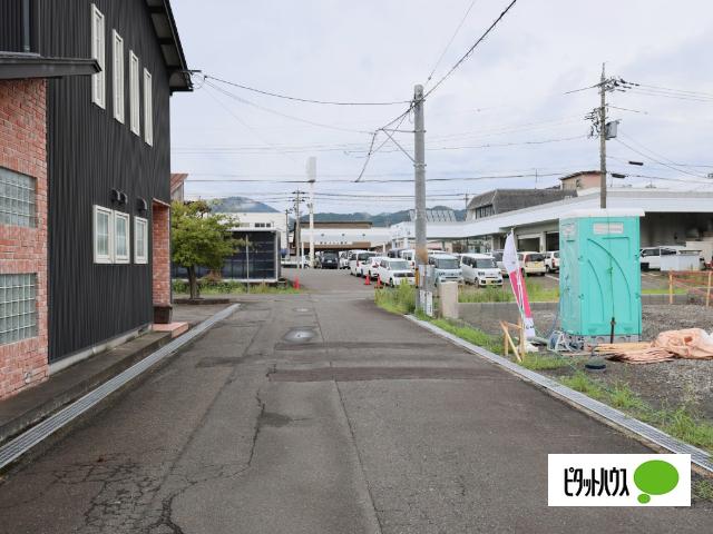 クレイドルガーデン越前市中央第１現場２号棟 前面道路含む現地写真
