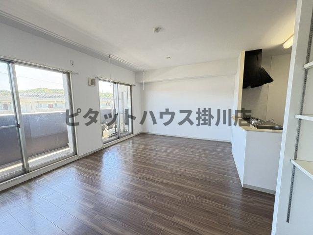 袋井市愛野南アパート リビング