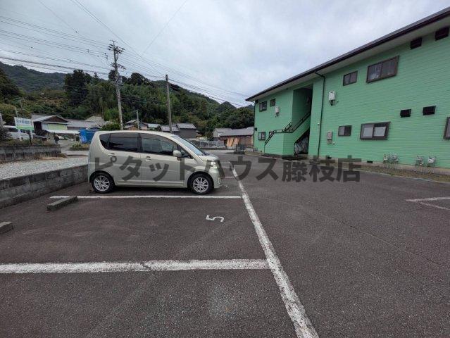 藤枝市岡部町三輪アパート 駐車場