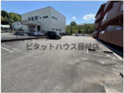 牧之原市波津マンション 駐車場