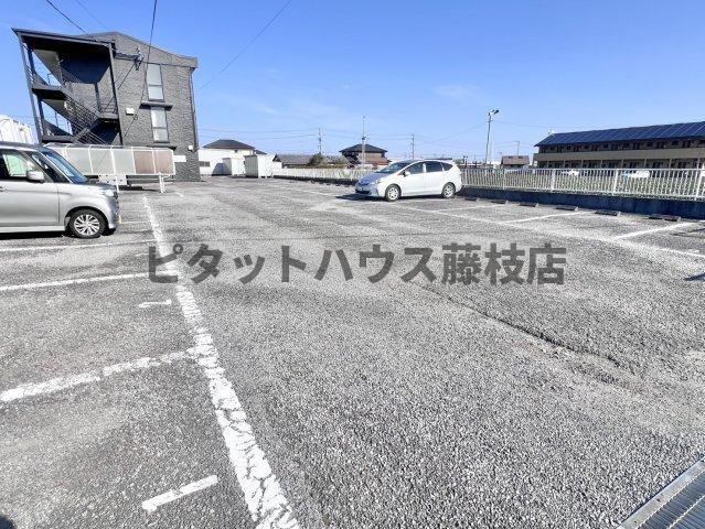 牧之原市布引原アパート 駐車場