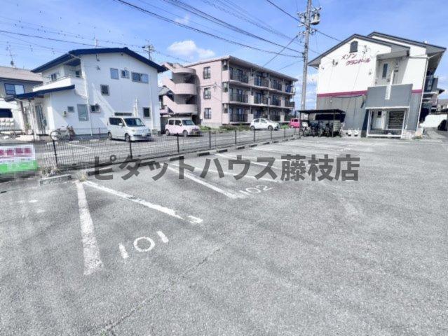 焼津市三ケ名アパート 駐車場