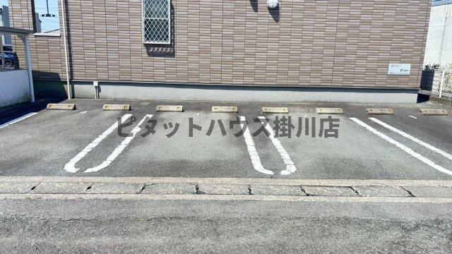 袋井市国本アパート 駐車場
